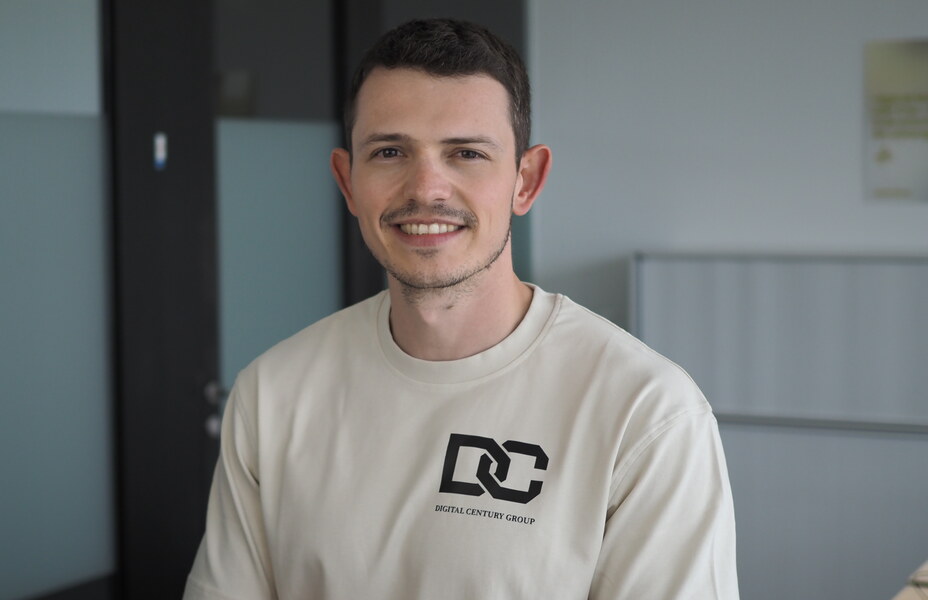 Sascha Miori, Gründer von Digital Century Group, im DC-Shirt